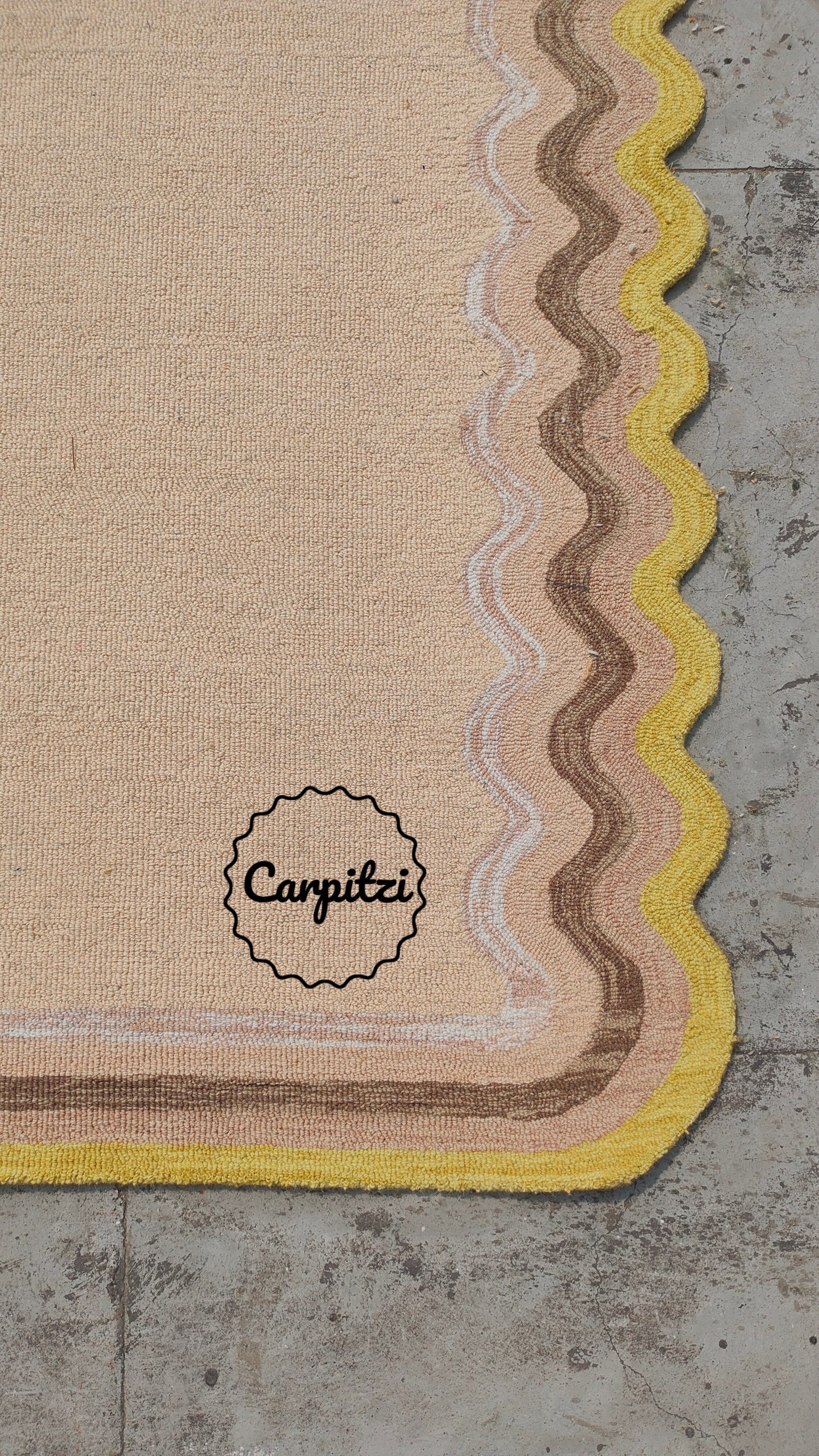 Beige Tufted Rug with Wavy Scallop Border – Modern Handmade Area Rug Carpitzi