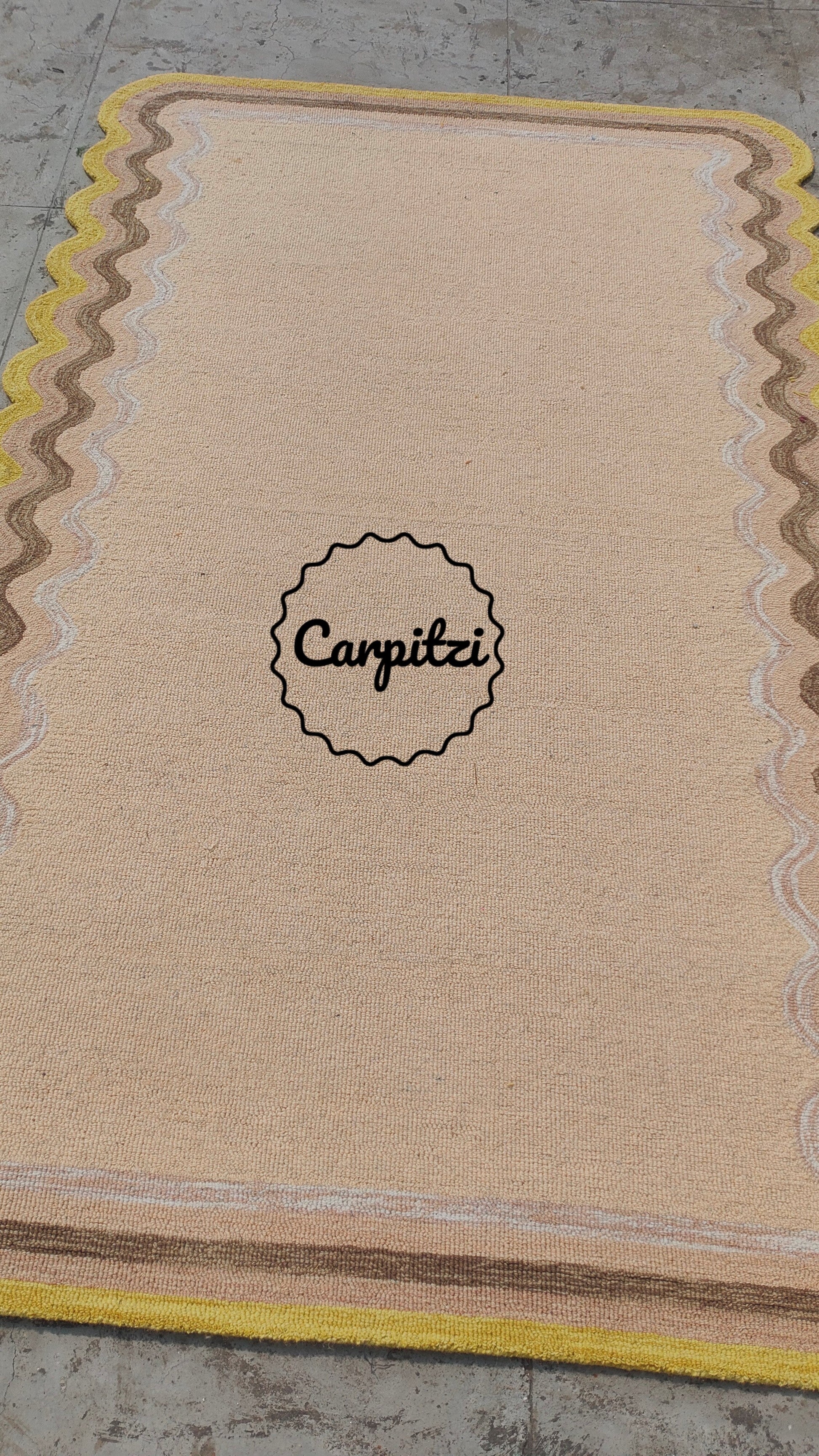 Beige Tufted Rug with Wavy Scallop Border – Modern Handmade Area Rug Carpitzi