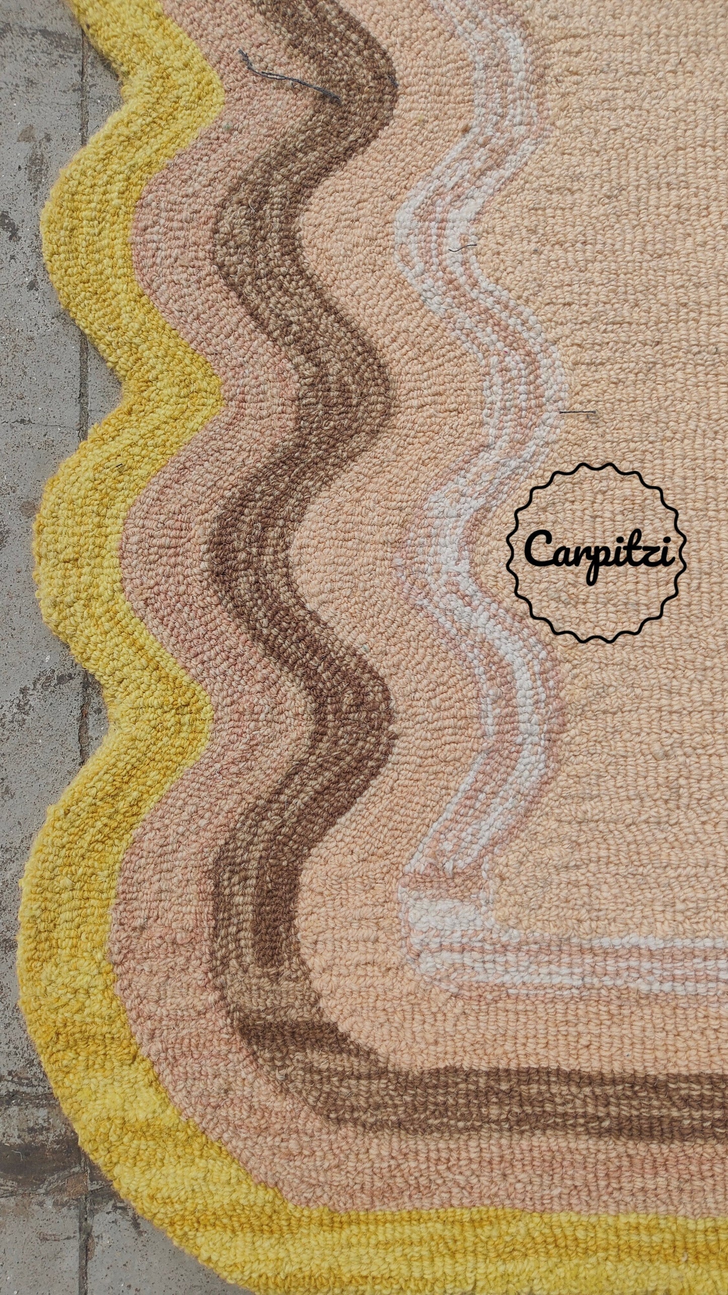 Beige Tufted Rug with Wavy Scallop Border – Modern Handmade Area Rug Carpitzi