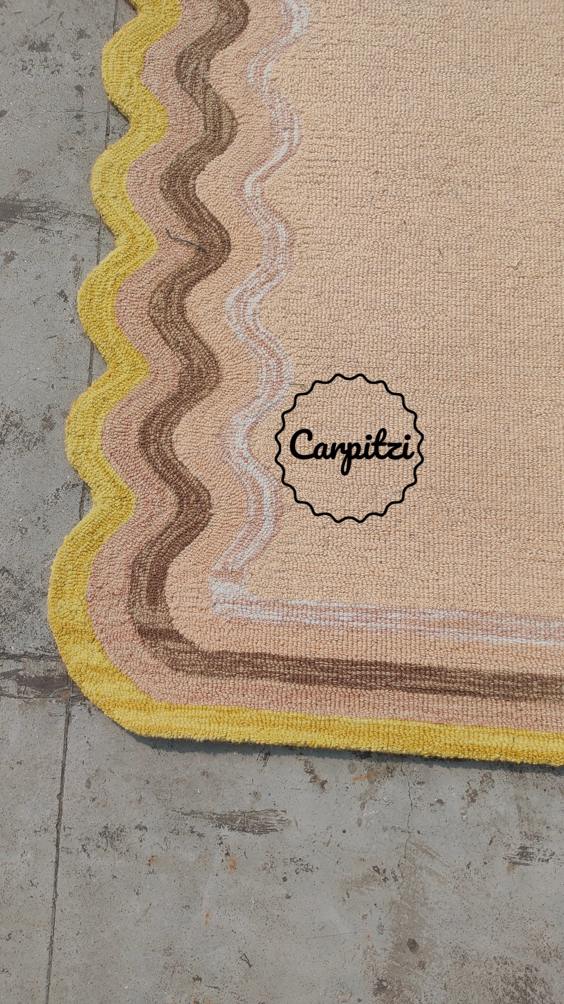 Beige Tufted Rug with Wavy Scallop Border – Modern Handmade Area Rug Carpitzi